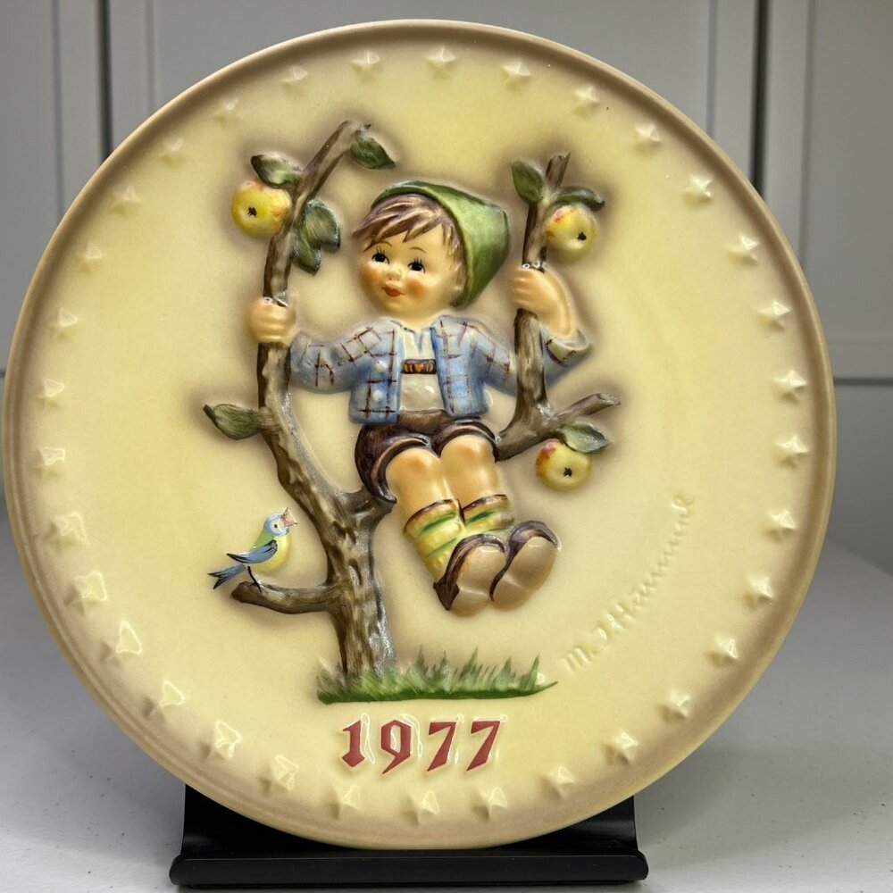 M.J. Hummel 1977 Annual Plate Apple Tree Boy 7th Edition By Goebel Germany